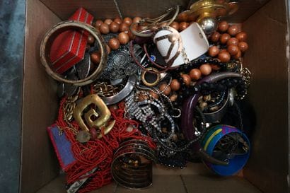 Réunion de bijoux fantaisie.
Six boites,...