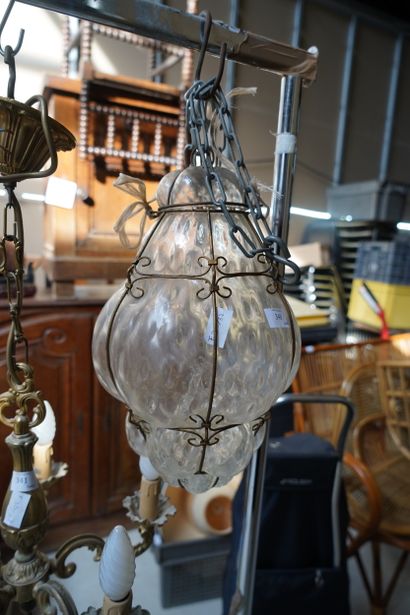 Lanterne en verre et métal doré.
En l'ét...