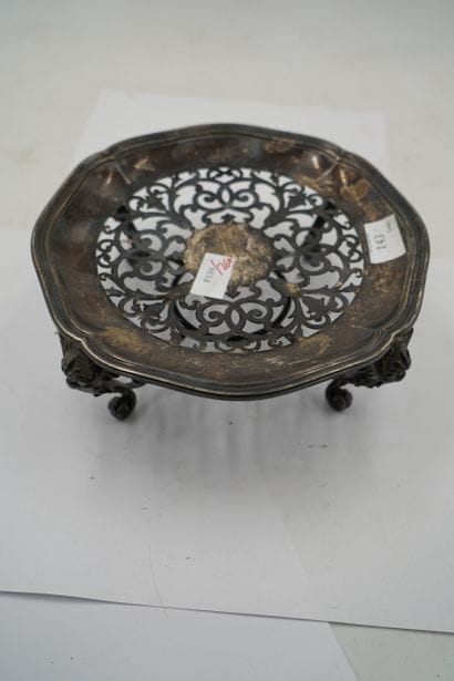 Chauffe-plat en argent de forme mouvementé...