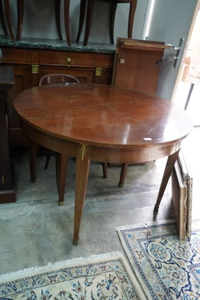 Table circulaire en bois plaqué, les pieds...
