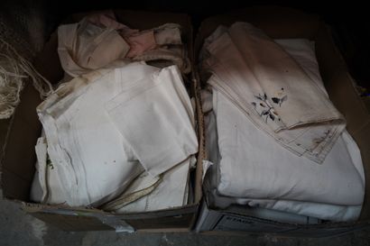 Réunion de linge de maison.
Trois cartons,...