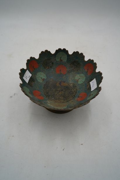 Coupe circulaire sur piédouche en métal doré...