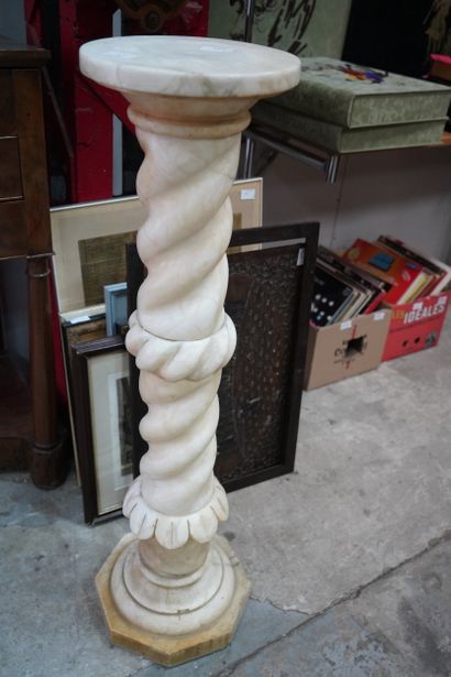 Colonne en albâtre, le fût torsadé formant...