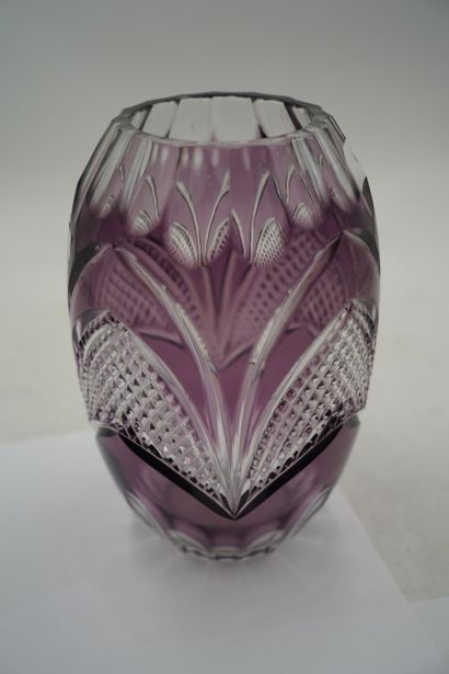 Vase ovoïde en verre teinté mauve.
En l'...