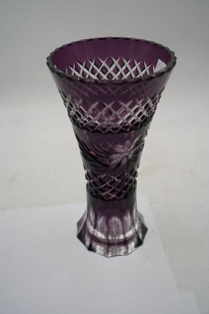 Vase diabolo en verre teinté violet.
En ...