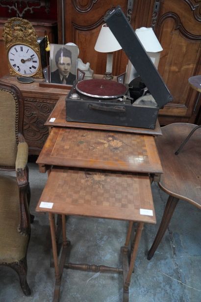 Trois tables gigogne en bois naturel, le...