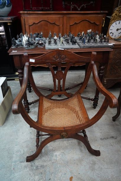 Bureau plat en bois foncé, ouvrant à un tiroir...