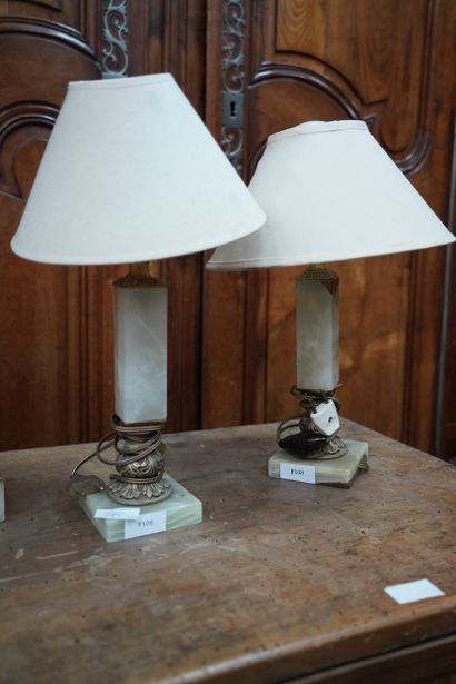 Pendule en placage d'onyx et deux pieds de...