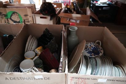 Réunion de vaisselle et bibelots divers,...