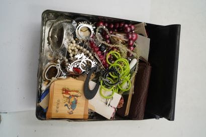 Réunion de bijoux fantaisie, deux boites.
En...