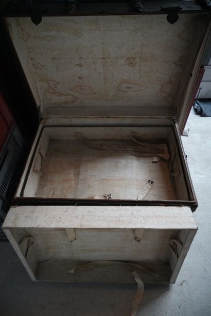 Coffre rectangulaire en bois et cuir.
En...