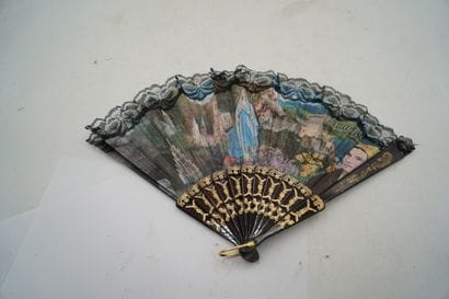 Réunion de bijoux fantaisie, deux boites.
En...