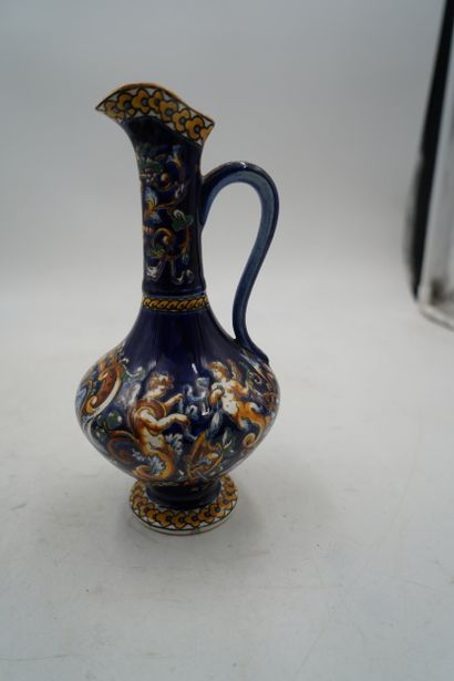GIEN modèle Renaissance sur fond bleu
Aiguière...