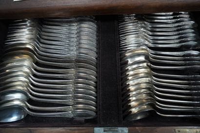 ERCUIS
Ménagère en métal argenté modèle Empire...
