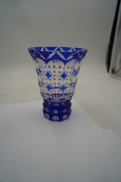 Vase cornet en verre bleuté à décor de losanges.
En...