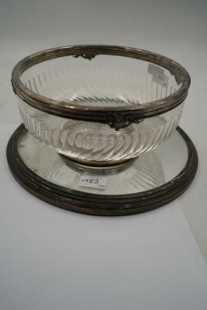 Surtout de table circulaire foncé d'un miroir,...