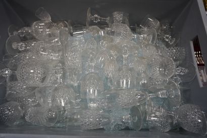 BACCARAT
Partie de service de verre en cristal...