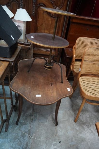 Trois tables gigogne en bois naturel, le...