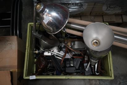 Réunion de lampes et appareils photos.
En...
