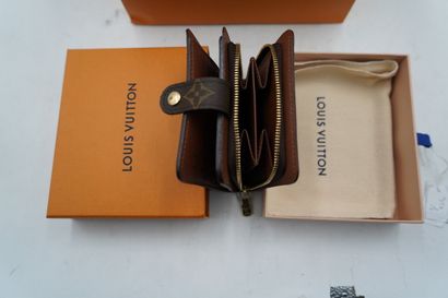 LOUIS VUITTON
Porte monnaie Compact Zippé
Avec...