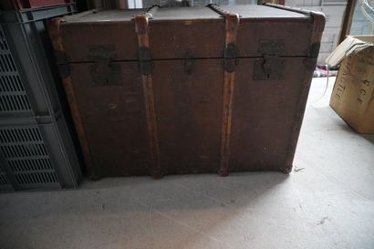 Coffre rectangulaire en bois et cuir.
En...