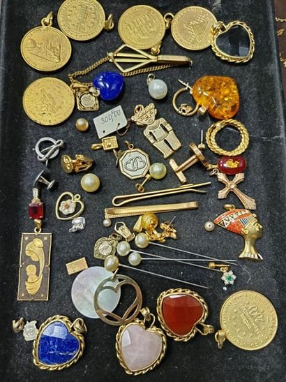 Réunion de chaînes, bracelets, pendentifs,...