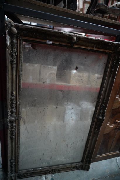 Miroir, l'encadrement en bois et pate.
Très...