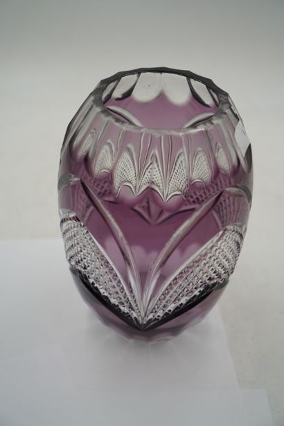 Vase ovoïde en verre teinté mauve.
En l'...