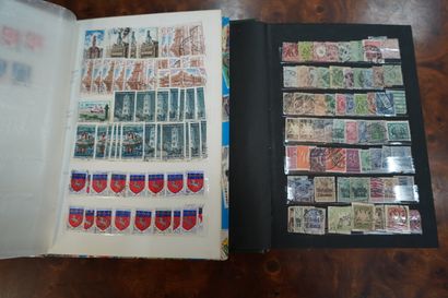 Réunion de six albums de timbres.
En l'é...