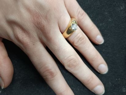 Bague jonc en or jaune 18k (750) ornée d'un...