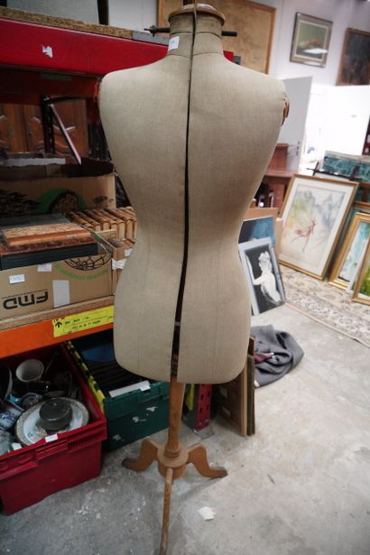 Mannequin Formelliat Paris, sur trépied.
En...