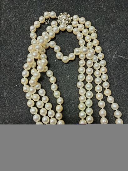 Collier composé de deux rangs de perles de...