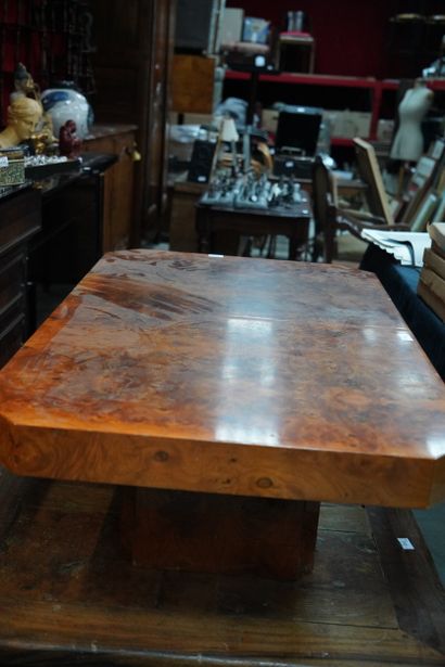 Table basse en placage de loupe, le plateau...