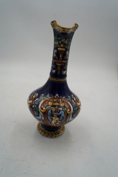 GIEN modèle Renaissance sur fond bleu
Aiguière...