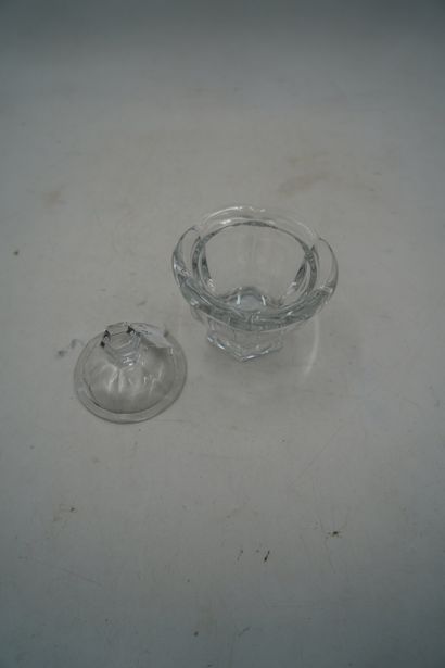 BACCARAT
Sucrier couvert à pans en cristal,...