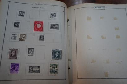 Réunion de six albums de timbres.
En l'é...