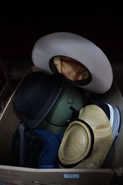 Réunion de chapeaux, képis, etc …
Un carton,...