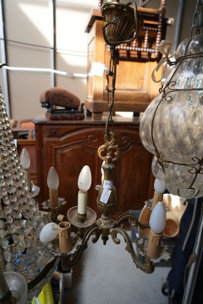 Lustre en métal doré à cinq bras de lumières...