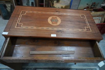 Console en bois à décor marqueté ouvrant...