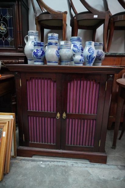 Meuble à hauteur d'appui en bois teinté ouvrant...