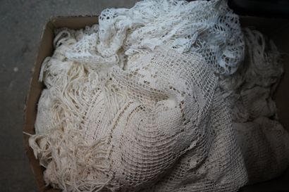 Réunion de linge de maison.
Trois cartons,...