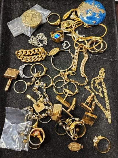 Réunion de chaînes, bracelets, pendentifs,...