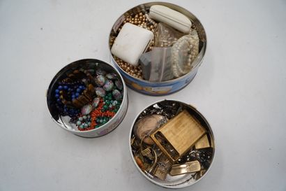 Réunion de bijoux fantaisie, colliers de...