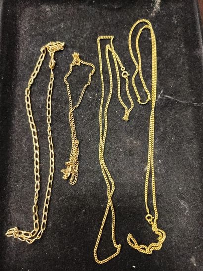 Réunion de chaînes, bracelets, pendentifs,...