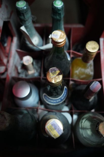 Réunion de bouteilles de vins liqueurs et...
