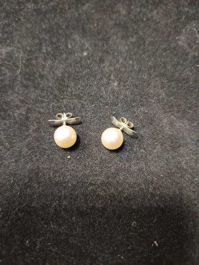 Paire de boucles d'oreille en or gris 18k...