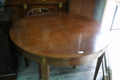 Table circulaire en bois plaqué, les pieds...