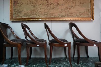 Table circulaire en bois plaqué, les pieds...