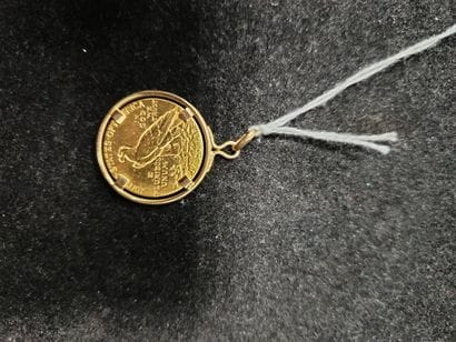 Pièce en or de cinq dollars 1915, dans une...