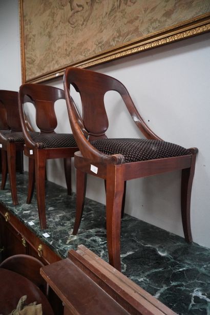 Table circulaire en bois plaqué, les pieds...